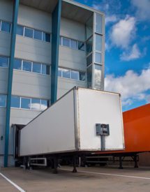 3pl logistics distribution center with trailers