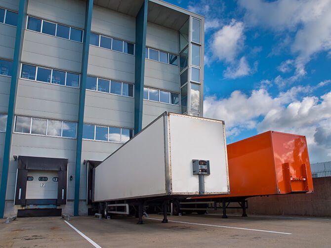 3pl logistics distribution center with trailers