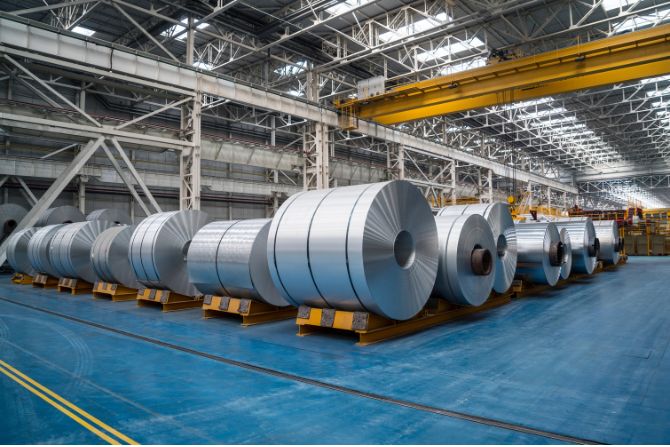 Mexico-US trade tariffs 2025 impacting steel exports – rolls of steel in a manufacturing facility.