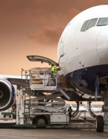 Carga de mercancía en avión para transporte aéreo prioritario en México