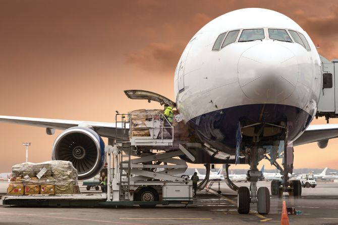 Carga de mercancía en avión para transporte aéreo prioritario en México