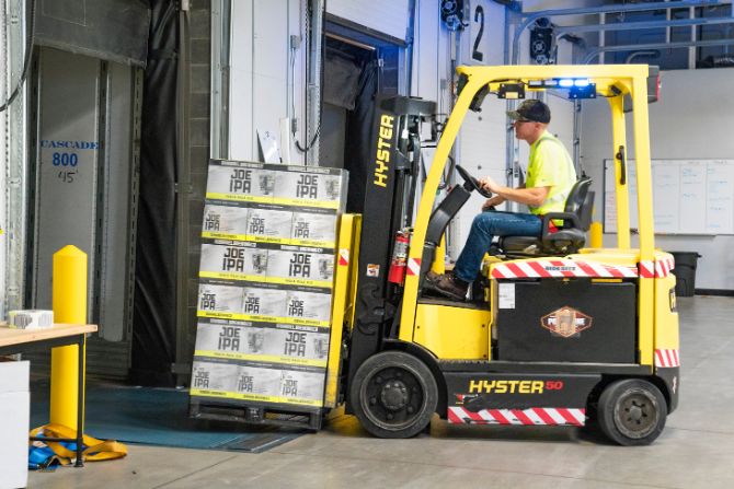 Operador cargando mercancía en almacén para Transporte Aéreo Prioritario México