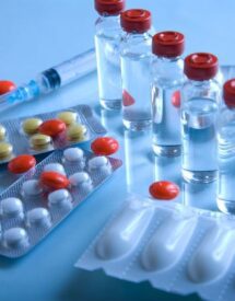 Farmacéutica en México: viales, tabletas y cápsulas que requieren transporte y manejo logístico especializado.