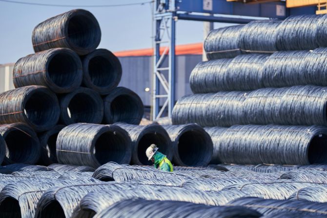 Steel tariffs in global trade impacting industrial steel supply chains in 2026